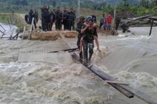 Sepasang Lansia Terkepung...