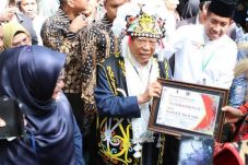 Dayak Samarinda Beri...