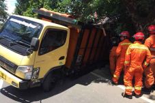 Damkar Evakuasi Truk...