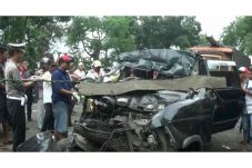 Minibus Tabrak Truk...