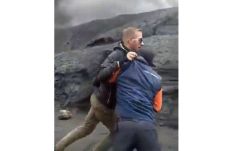 Tak Terima Dilarang...