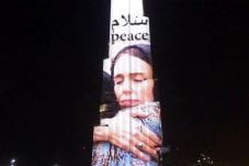 Foto Ardern Peluk Korban...