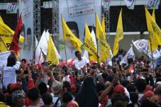Jokowi: Jangan Diam,...