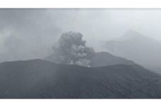 Gunung Bromo Terus Erupsi,...