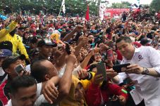 Dampingi Jokowi, HT...