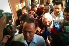 Ratna Sarumpaet Minta...