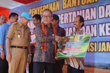 Kementan Salurkan Bantuan...