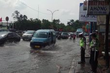 Diguyur Hujan, Jalan...