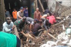 Rumah Warga Rusak Tertimpa...