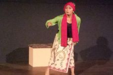 Lewat Srintil, Dian...