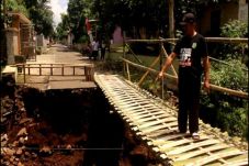 Jembatan Penghubung...