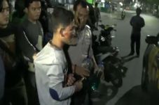 Curi 2 Botol Bensin,...