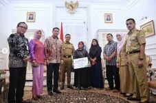 Serahkan Santunan, Anies...