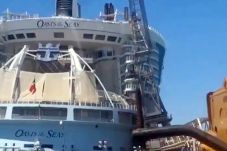 Crane Rubuh Timpa Kapal...