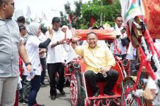 Naik Becak, Dodi Reza...