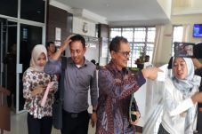 Suntik Bidan Puluhan...