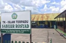 Gerombolan Monyet Serang...
