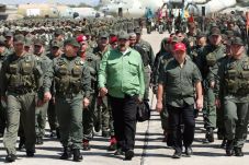 Maduro Perintahkan Militer...