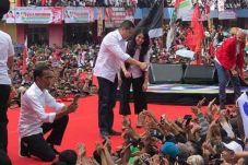 HT dan Istri Jalan Kaki...
