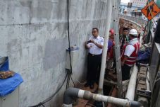 Ditegur Anies, Kontraktor...