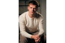 Lucas Hedges Menikmati...