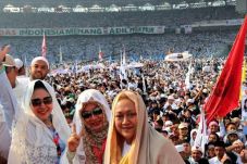 Tiga Putri Almarhum...