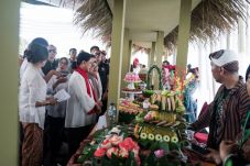 Iriana Jokowi Hadiri...