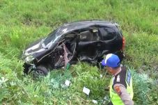 Mobil Tertabrak KA,...