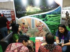 Sambangi Booth Kemenpar...