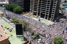 Warga Venezuela Bersatu...