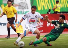 Cetak Dua Gol Tandang,...