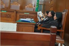 Sidang Diskors, Terdakwa...