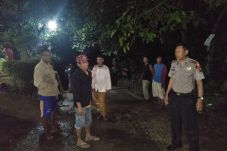 Diterjang Longsor, Jalan...