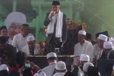 Hadiri Haul KH UU Rofiudin,...