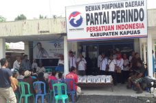 Warga Serbu Bazar Beras...