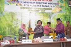Menteri LHK Resmikan...