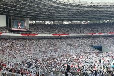 Massa Menyemut di GBK,...
