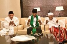 Jokowi Terima Hadiah...