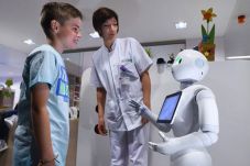 Robot Membantu Tugas...
