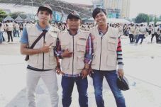 Berpose 2 Jari, Dua...