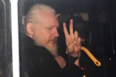 Ayah Assange kepada...