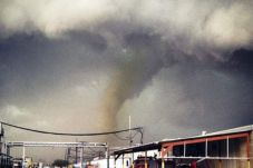 Badai Tornado Ancam...