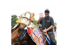 Kirab Panji dan Mahkota...