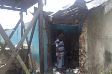 Disambar Petir, Rumah...