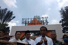 Jokowi Buka Miniatur...