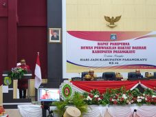 Baju Adat Warnai Sidang...