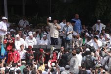 Sindir Lembaga Survei,...
