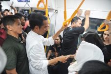 Berdiri, Jokowi Menjajal...