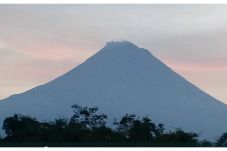 Merapi Kembali Keluarkan...