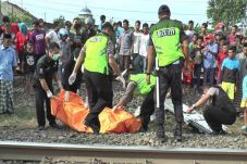 Hadang Kereta Api, Pria...